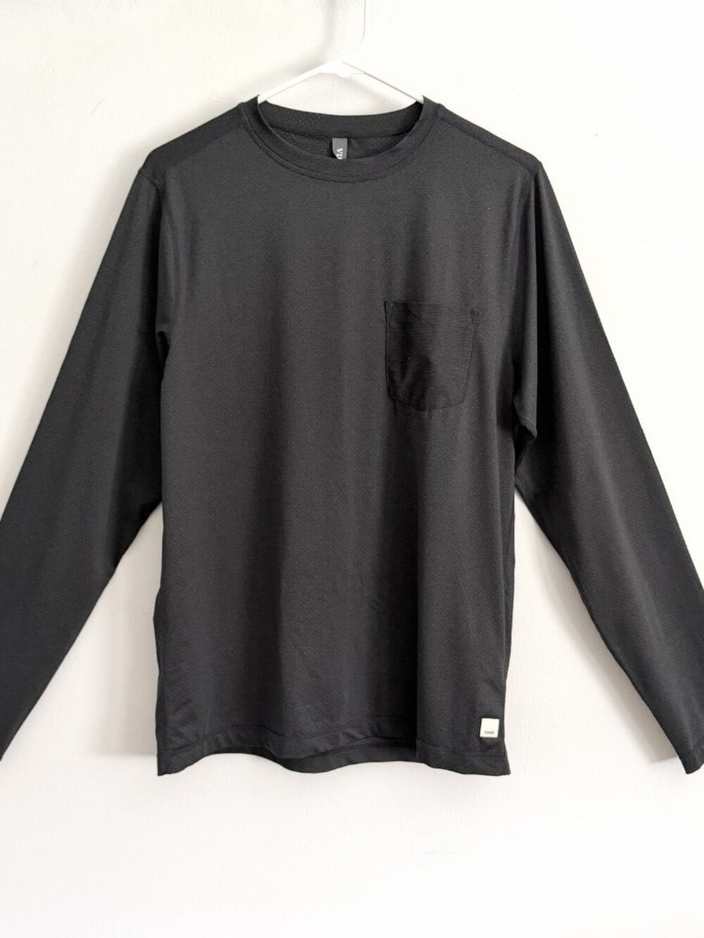 Vuori Gray Long Sleeve Perforated Shirt Chest Pocket Active Workout Men’s Medium